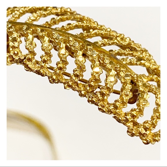 Vintage signed BSK sparkling gold open work leaf brooch - Picture 7 of 12